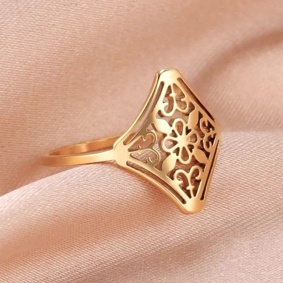 NEW 14k Yellow Gold Plated Stainless Steel Filigree Ring, Size 6 - Picture 5 of 11